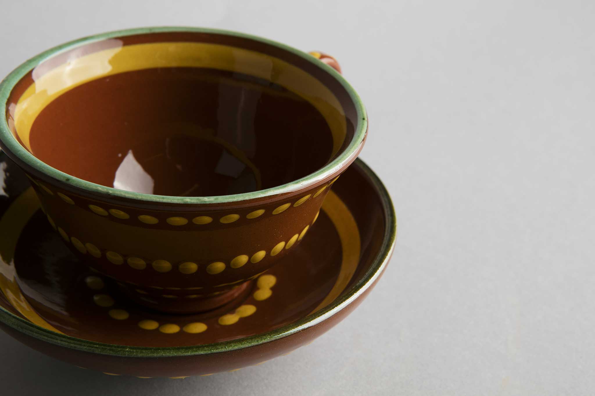 Kopp m/ skål, prikkete, reproduksjon fra Potteriet Røros. Foto: Tom Gustavsen