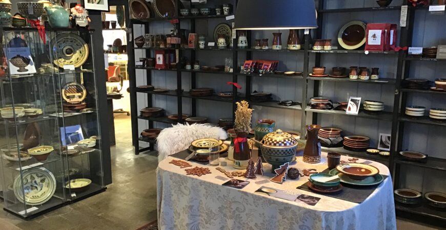 Verkstedutsalget på Potteriet Røros bugner av keramikk